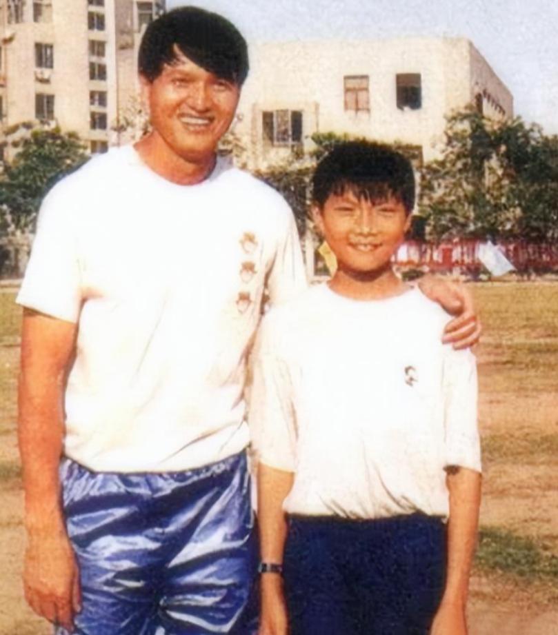 易建联身价上亿迎娶巴西宝贝,易建联妻子荆灵个人资料