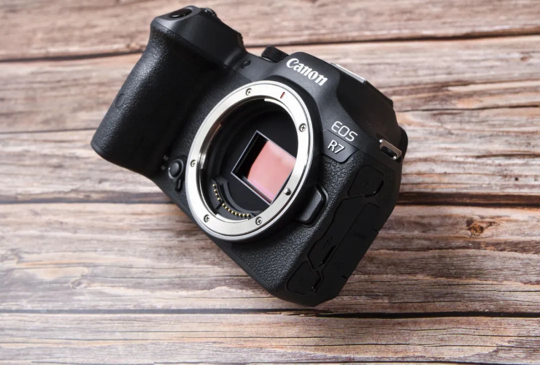 发烧友相机,佳能eosr跟rp哪个好