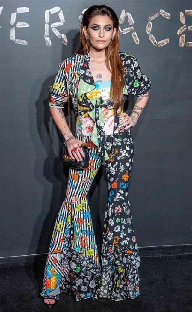 迈克尔杰克逊女儿穿黑色背心,迈克尔杰克逊跟女儿街拍面纱