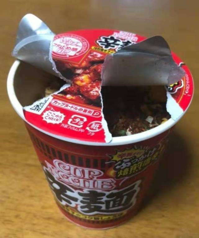 网民分享，撕泡面盖子的“NG时刻”，看到就想笑