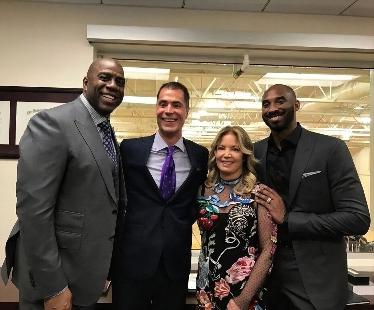 湖人老板珍妮巴斯择偶标准,珍妮巴斯公布恋情