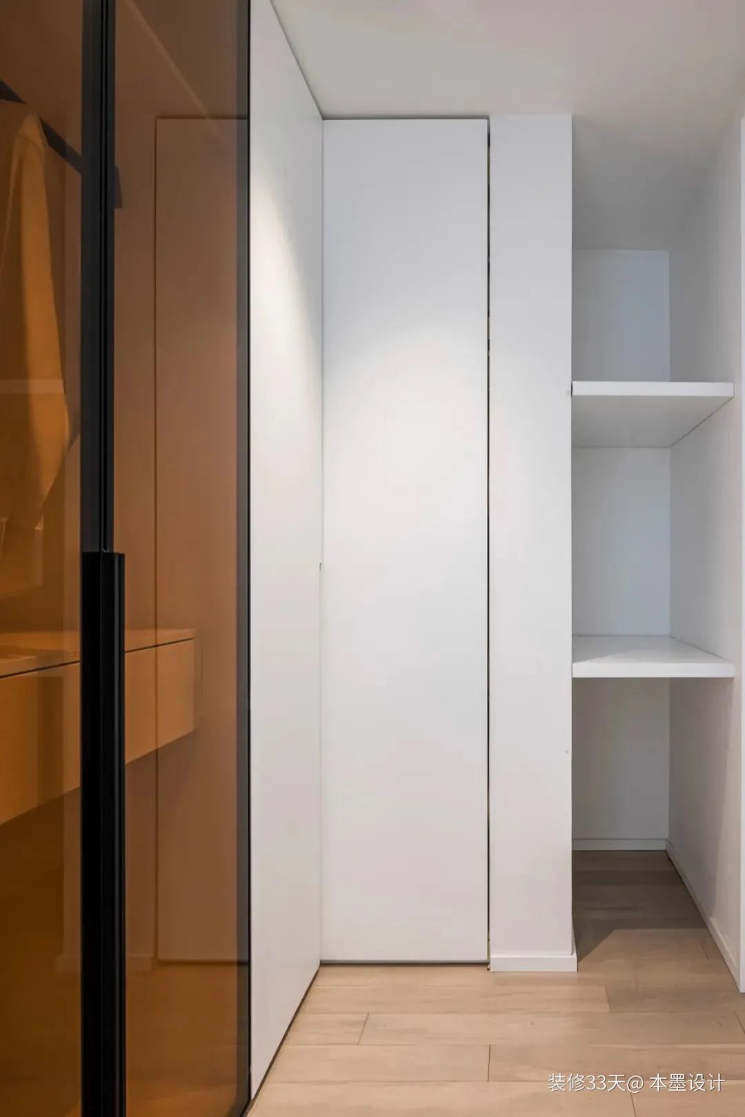 客厅超大储物柜改成衣帽间,客厅小房间改衣帽间