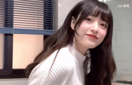 女生齐刘海和中分哪个更减龄,2021减龄最火发型齐刘海