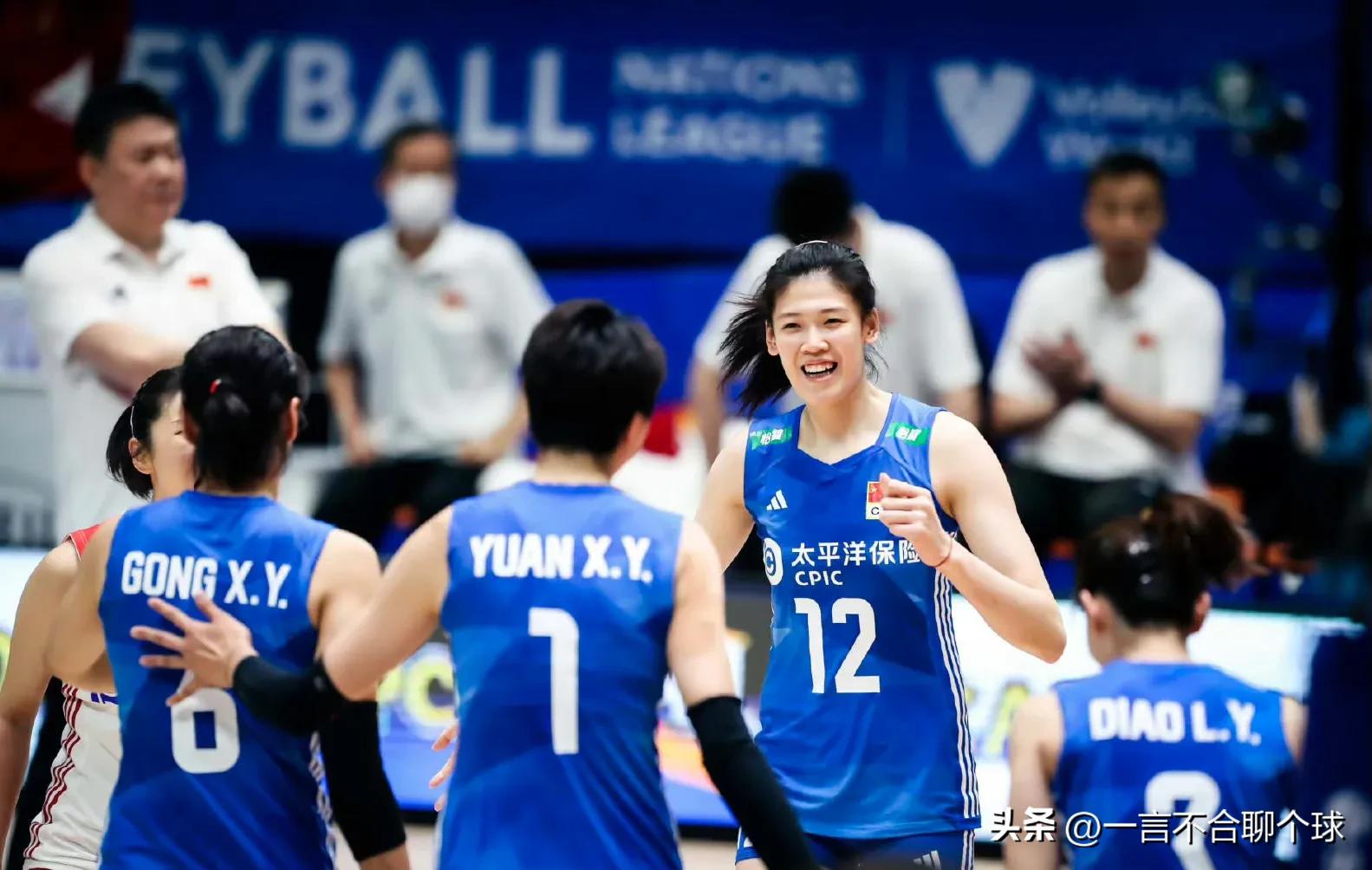 中国女排香港站活动场面,蔡斌和女排队员袁心玥李盈莹