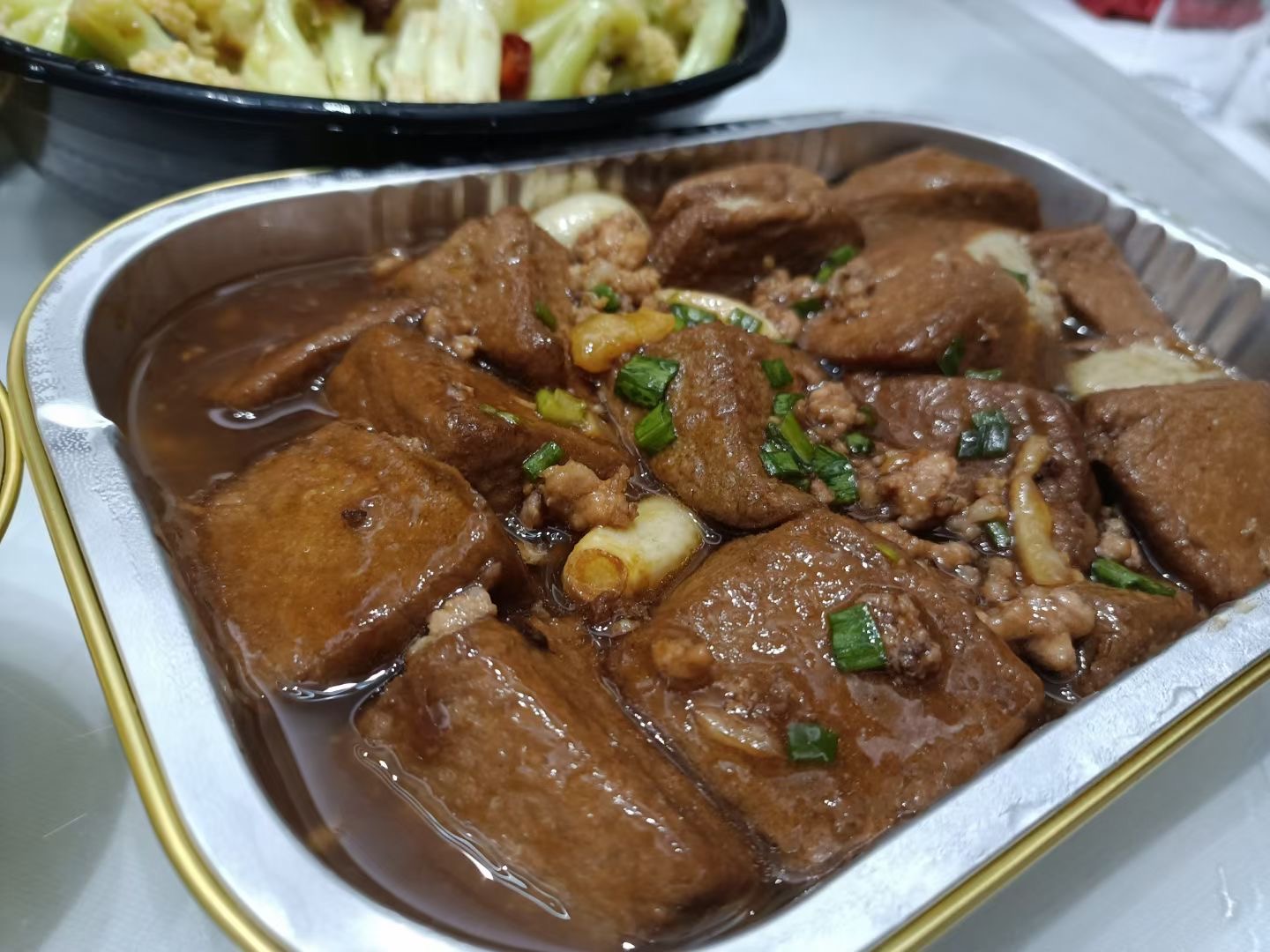 在厦门，8个朋友一桌外卖人均60不到，朋友夸我会持家