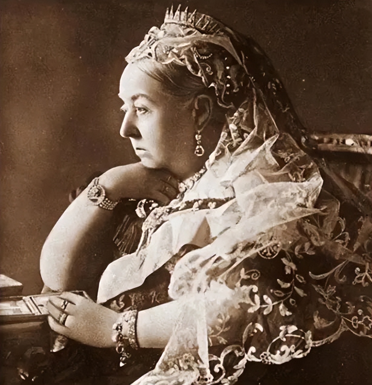 不能少了这件“幸运”珠宝，不但自带“神秘力量”还能时髦到没朋友