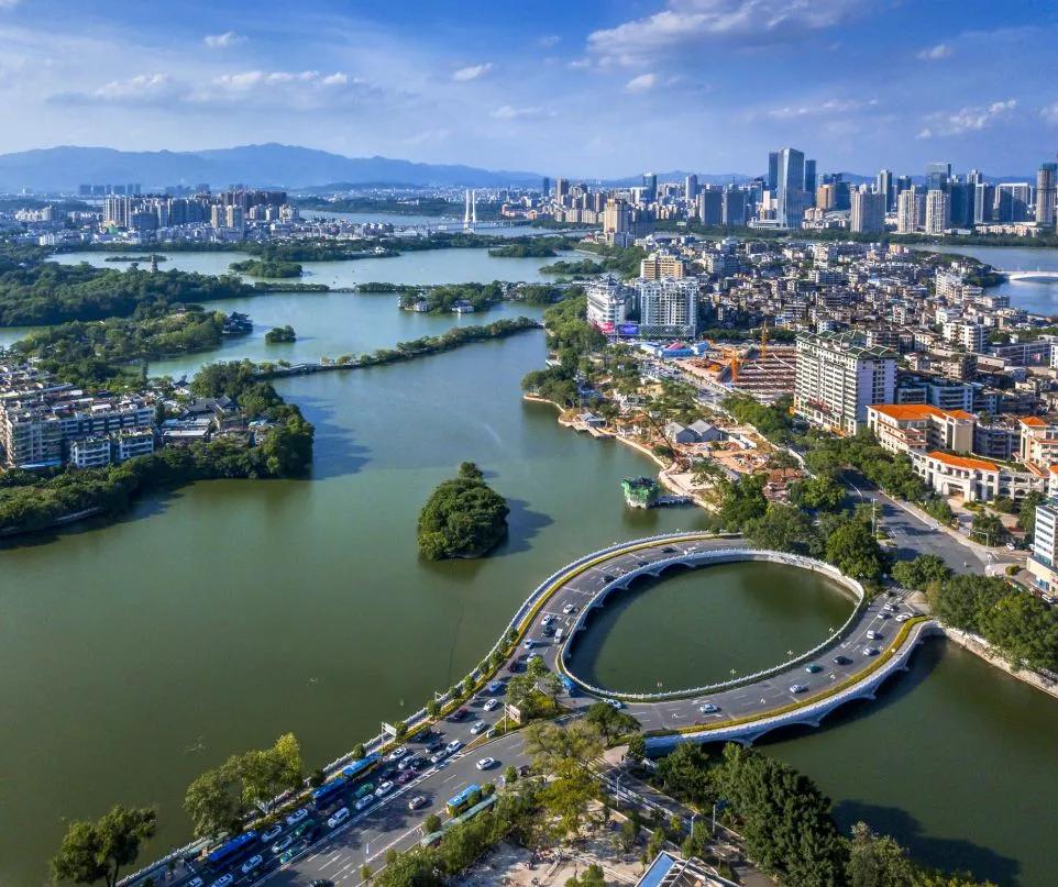 同事毕业5年，却在一线城市买了两套房，成功落户深圳并成家立业