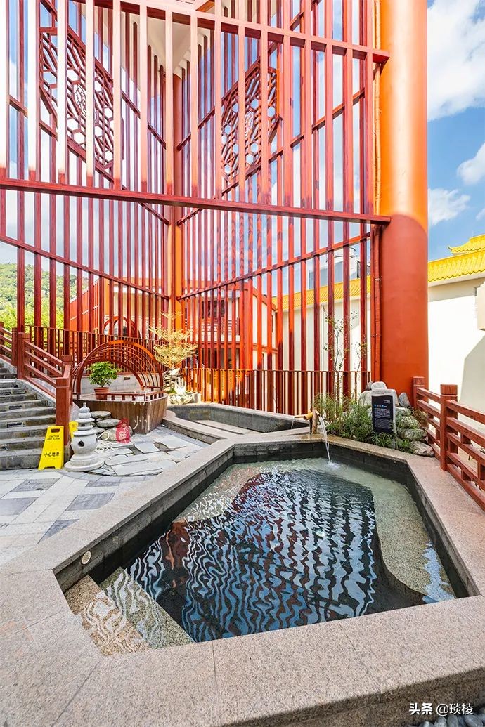 空中也能泡温泉?这个度假村,泡池层层叠叠,竟像梯田一样立体