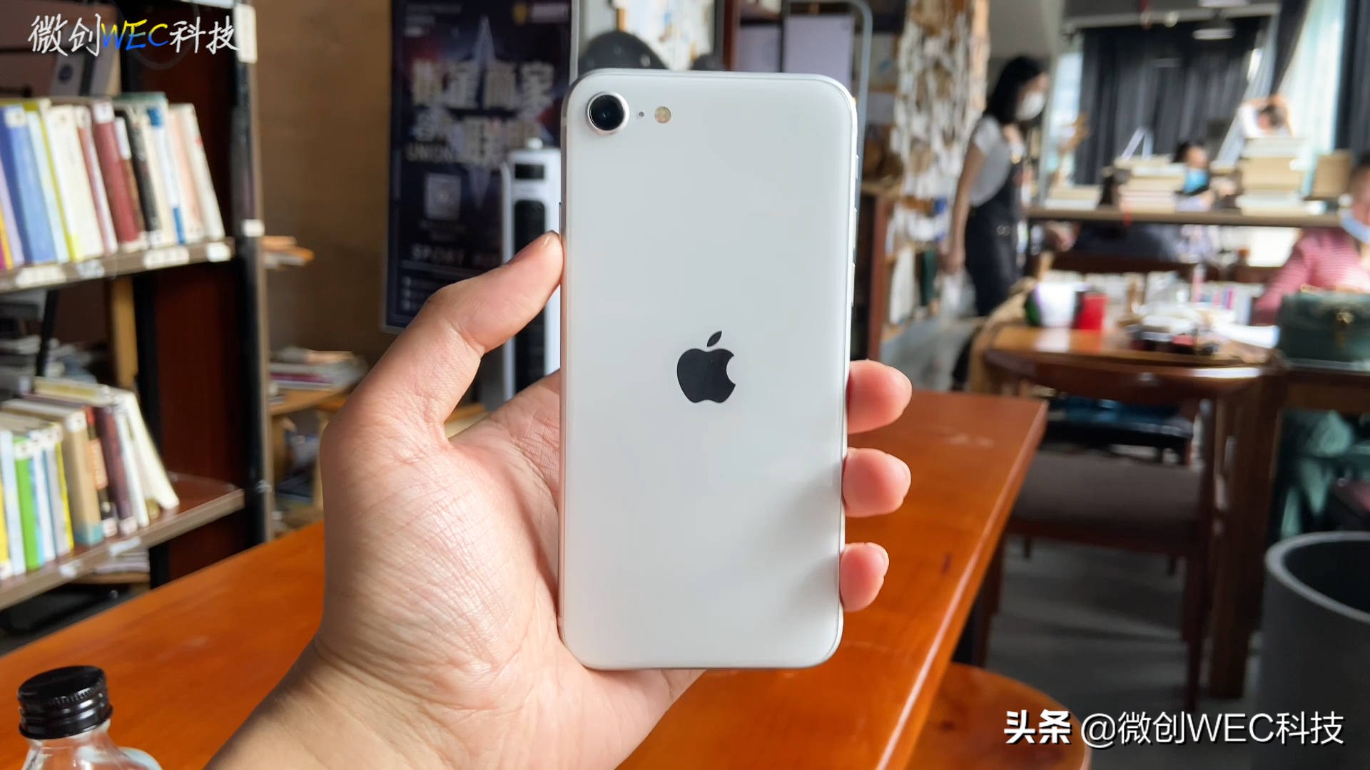 iphonese2现在还值得买吗,iphonese2用了几年很卡