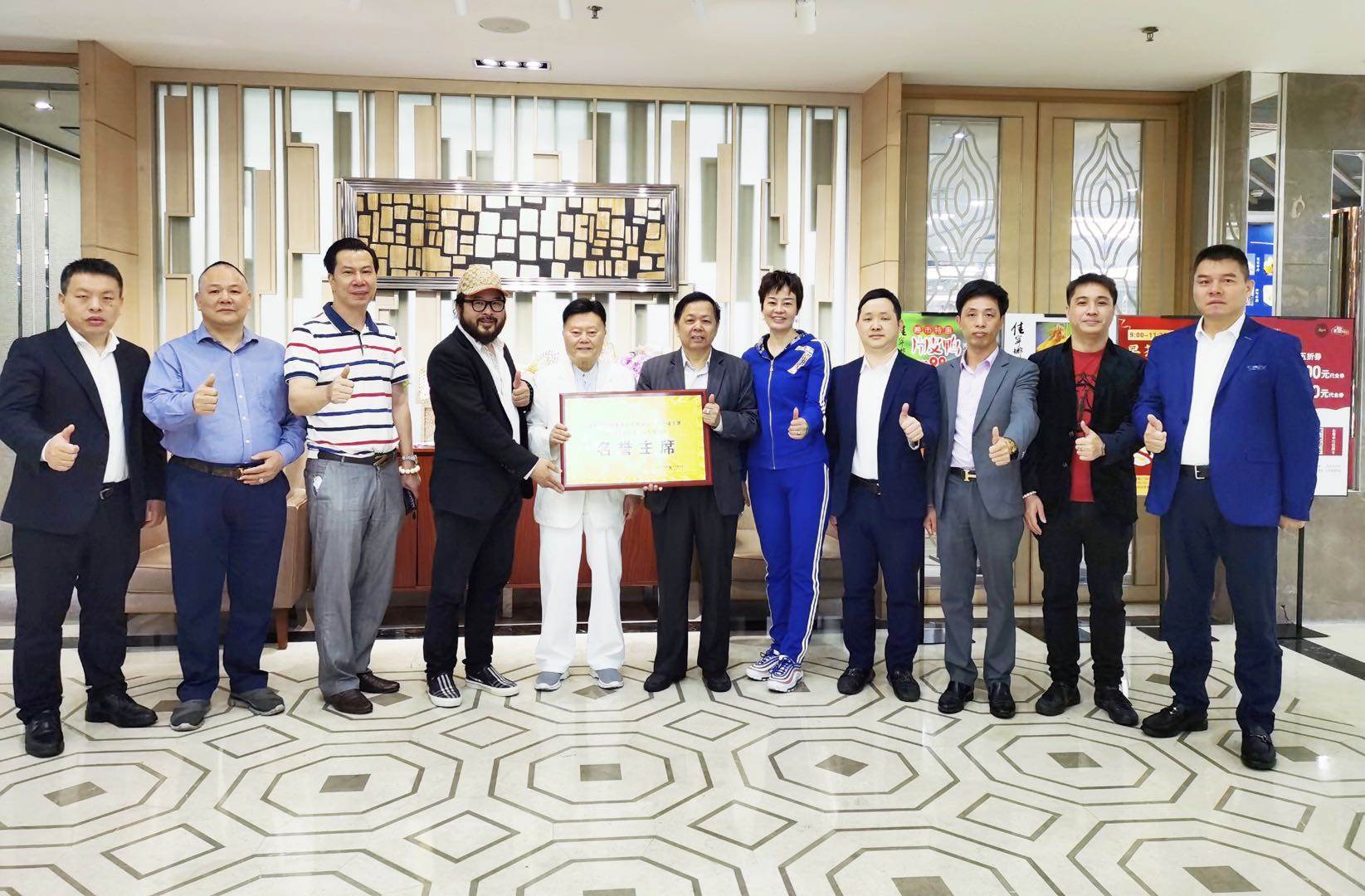 他曾是裁缝，月薪300元，逆袭成香港富豪，儿媳身家500亿，凭啥