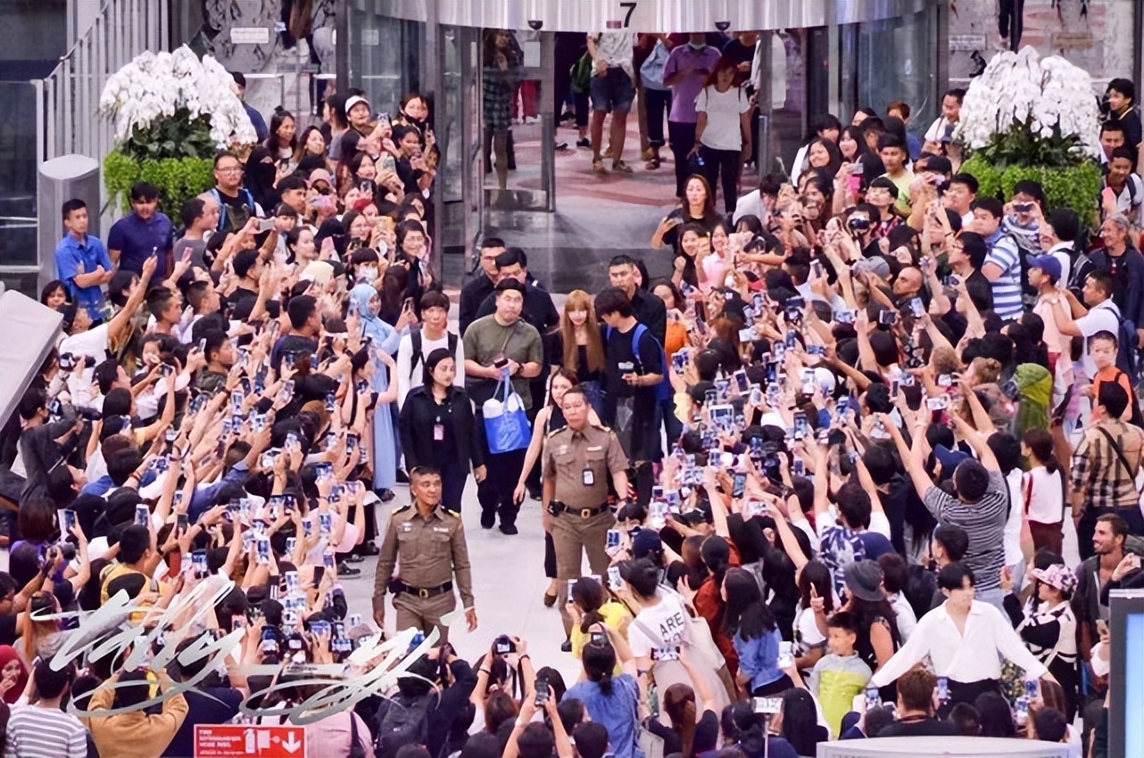 “人间芭比”Lisa：靠一个动作成顶流巨星，年仅20岁坐拥过亿身价