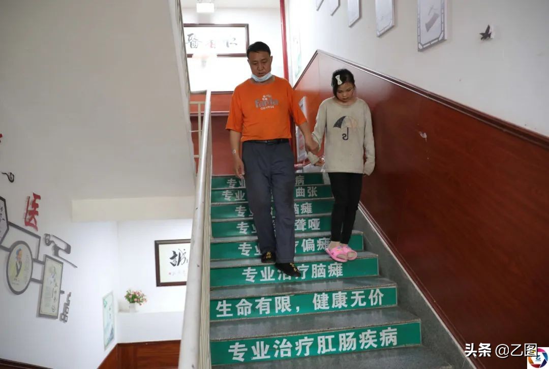 七岁女孩头上长疮怎么回事,女儿7岁身上长疮是什么原因