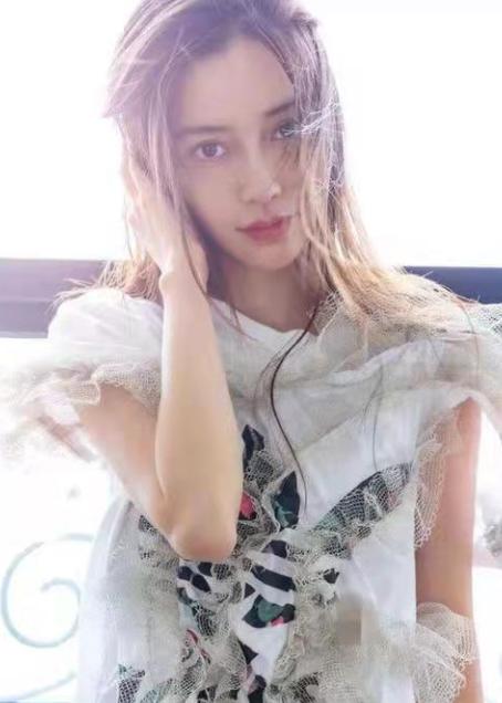 从“豪华婚礼”到“背锅十年”，杨颖的狠没你想的那么简单？