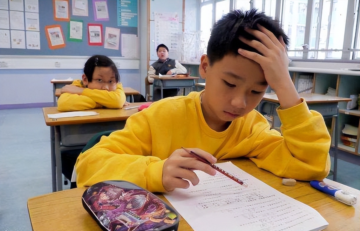 孩子五年级了上课老是走神怎么办,二年级小孩上课发呆走神什么原因