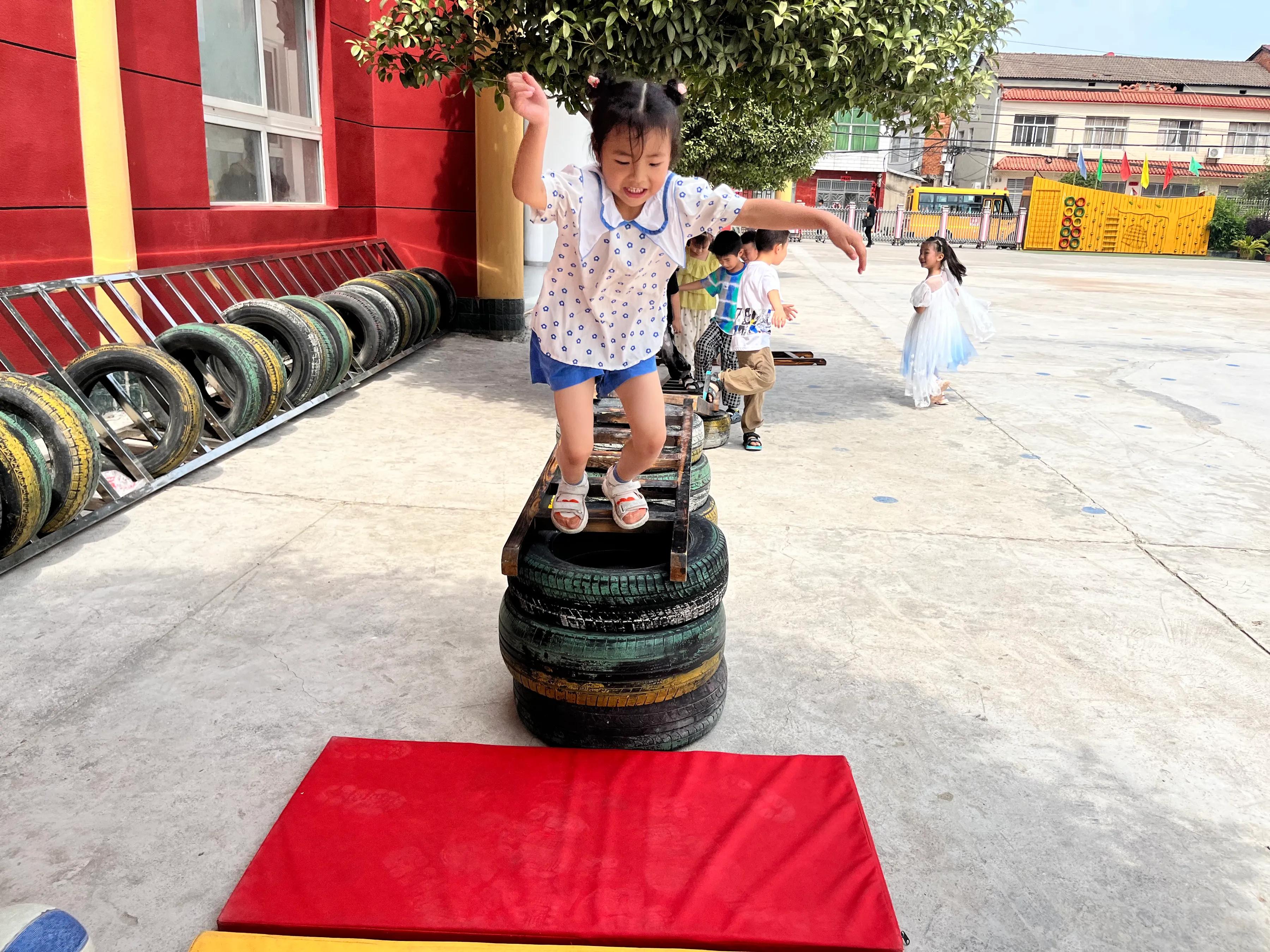 幼儿园室内趣味彩虹布游戏,老虎出洞幼儿园户外游戏