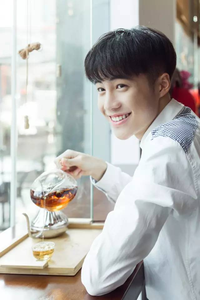 18岁“厂仔们”：月薪3000求帅不求命，娱乐生活懂撩妹找小姐？