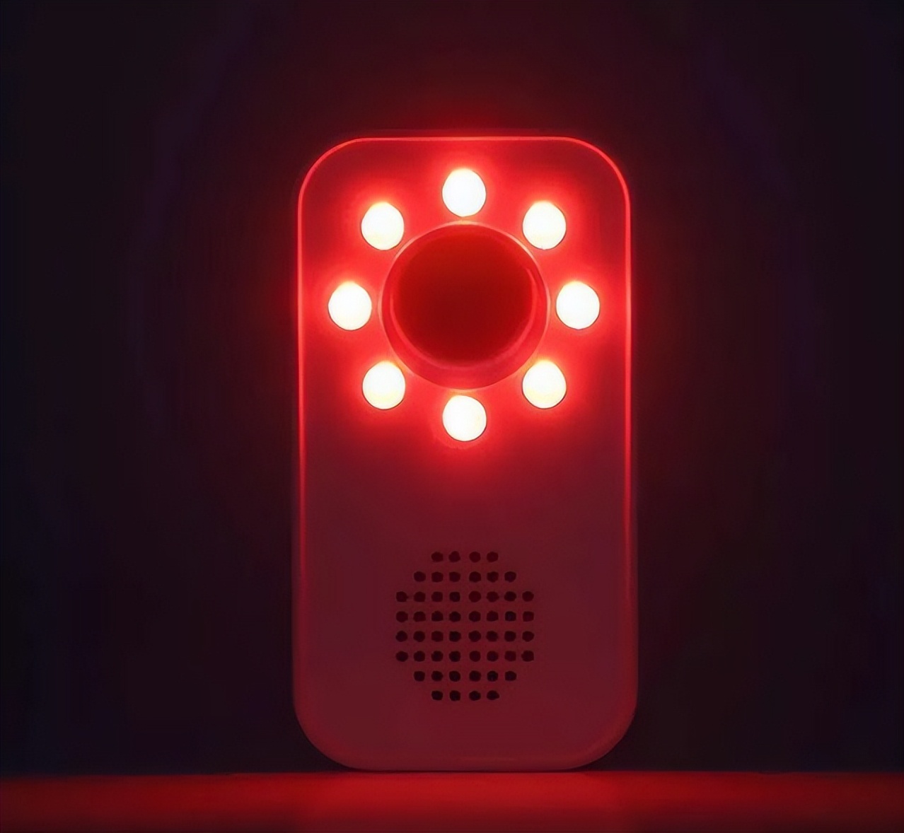 酒店里最难找到的摄像头在哪里,酒店顶灯被发现藏摄像头