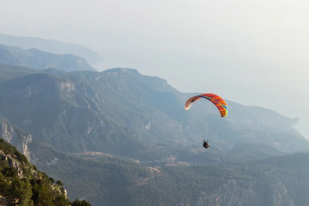 跳伞意外保险赔吗,跳伞摔死了保险赔吗
