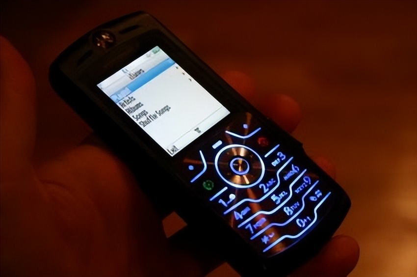 曾经是刀锋战士的另类延续——摩托罗拉SLVRL7