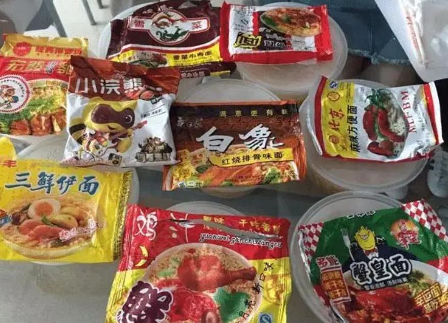 一坛酸菜坑了两个巨头，中国泡面内斗30年