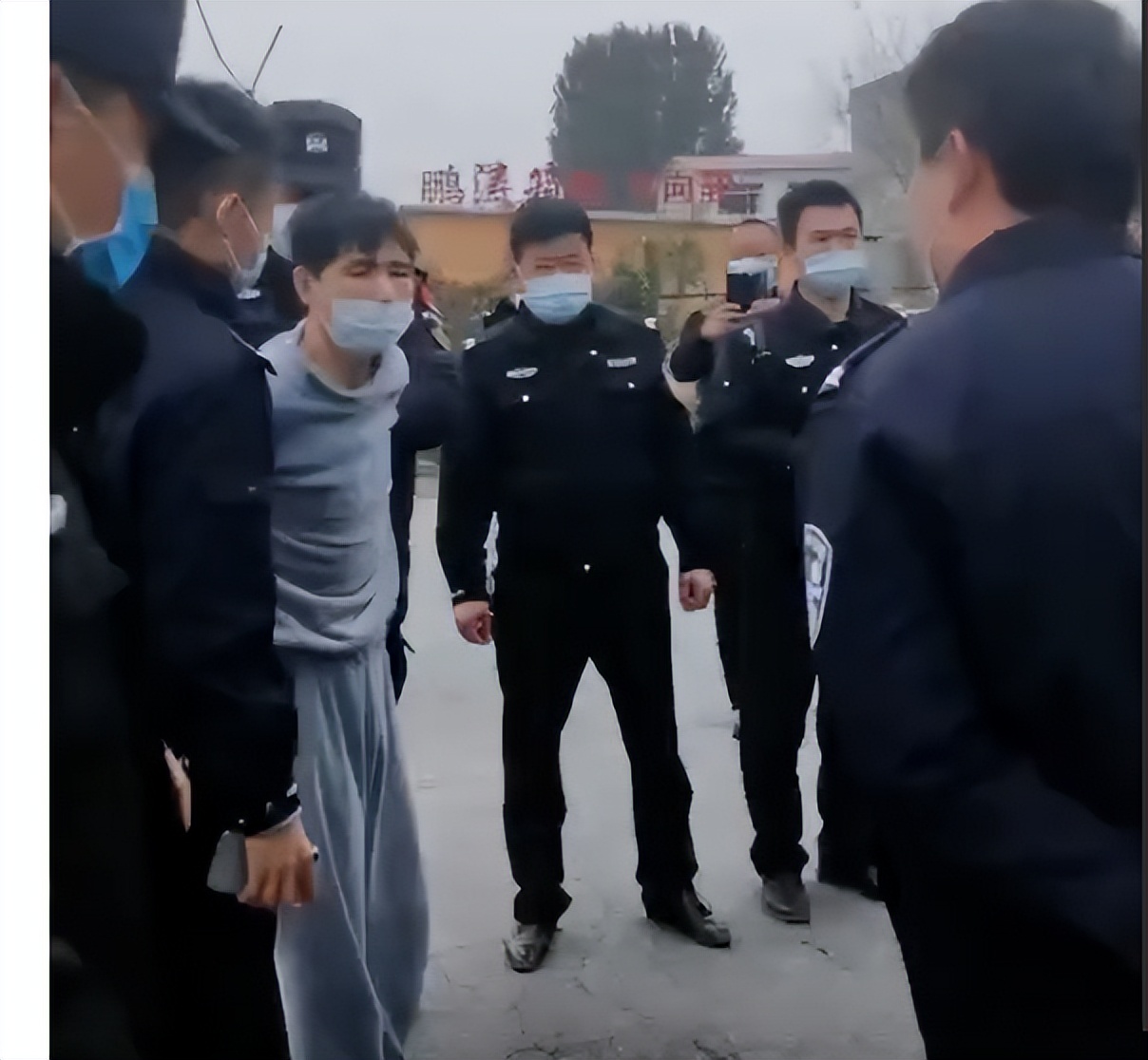 比男子持刀闯卡买奶粉被法外开恩，更值得追问的是应急机制失效