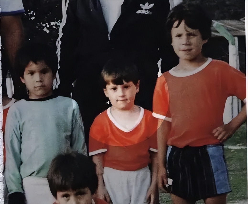 从侏儒到世界球王催泪纪录片,从小患上侏儒症梅西