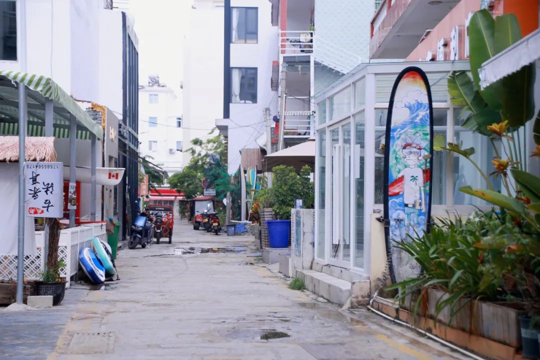 三亚滑水冲浪网红,三亚大批网红占据海滩