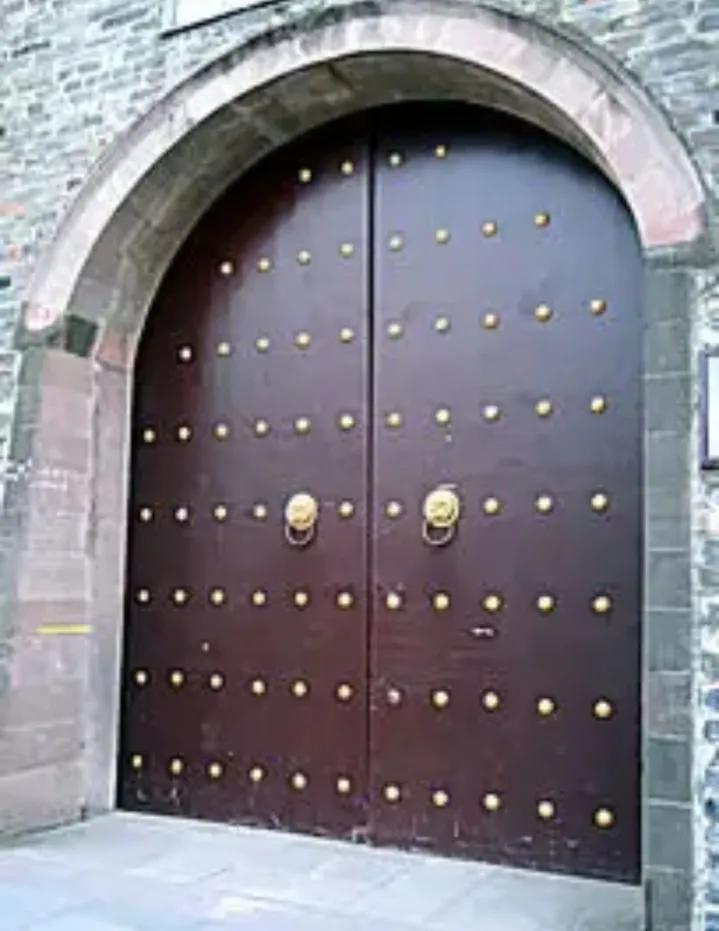 大门向内和向外开有什么讲究的吗,庭院大门开在朝南偏西好吗