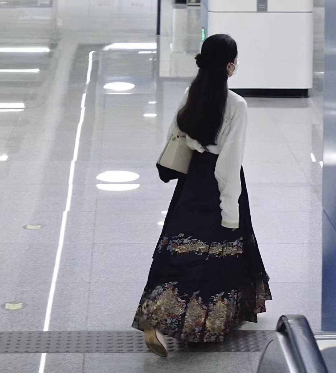 北大女生穿马面裙毕业典礼,北大女生马面裙