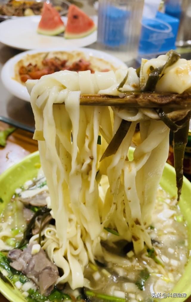 吃烩面喝茅台,烩面加鹿邑大曲