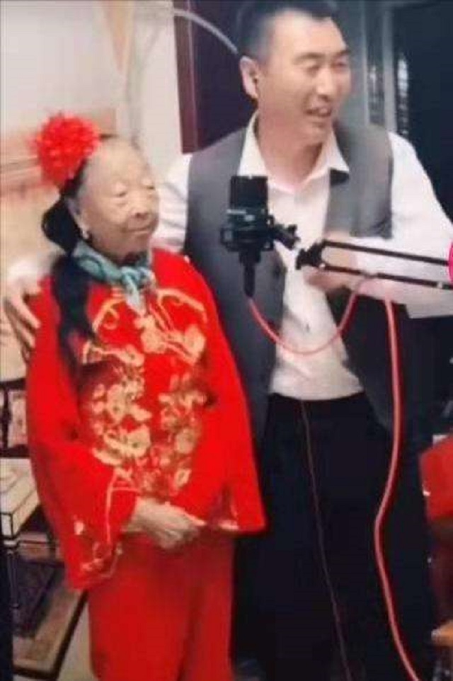 26岁小伙娶58岁阿姨18年后离婚,28岁小伙娶了42岁大姐