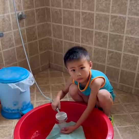 朋友家小宝过生日,准备了礼物送她,小宝挺喜欢送的爱莎公...