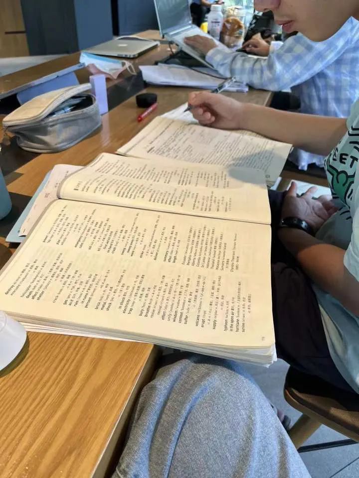 “图书馆最窒息的一幕”冲上热搜，暴露当下年轻人面临的残酷困境