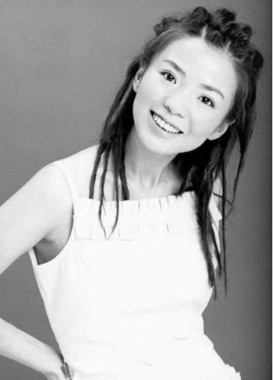 朱迅一家三口照顾瘫痪公公,朱迅和丈夫吃饭