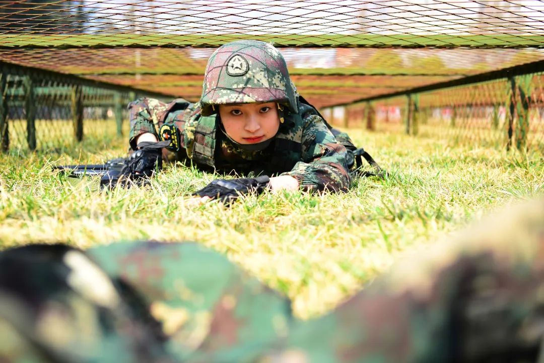 【夜读·散文】新兵连的那些女兵