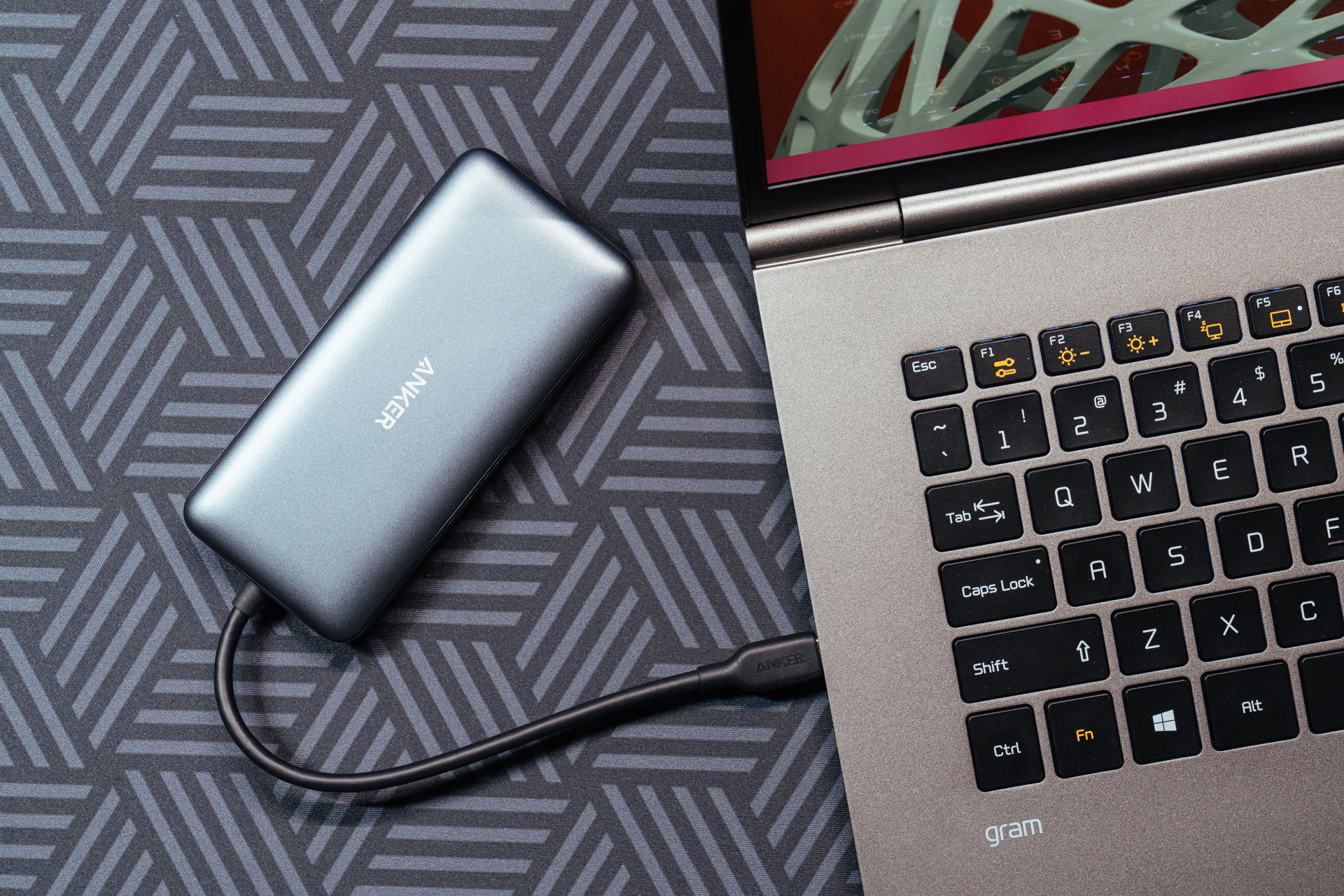 自己办公桌面布置,最简单的办公室桌面布置图