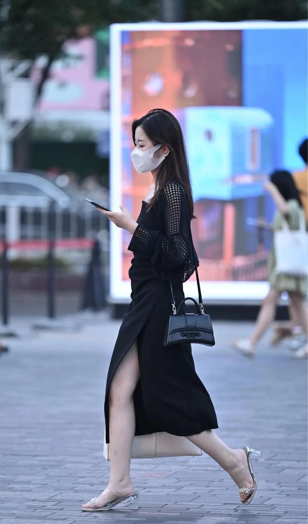 黑色衣服让女人高贵,黑色衣服气质女人