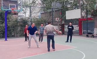 “是小蛇出了轨，还是青蛙劈了腿？”这是现实版的美杜莎？哈哈