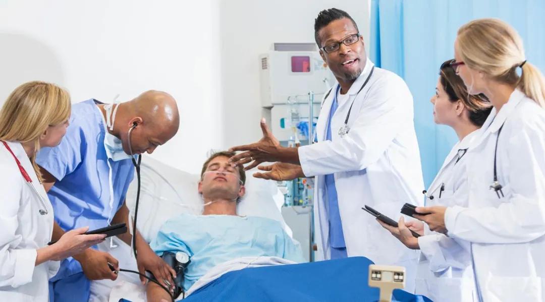 网球如何对战防守型球队,网球队对打