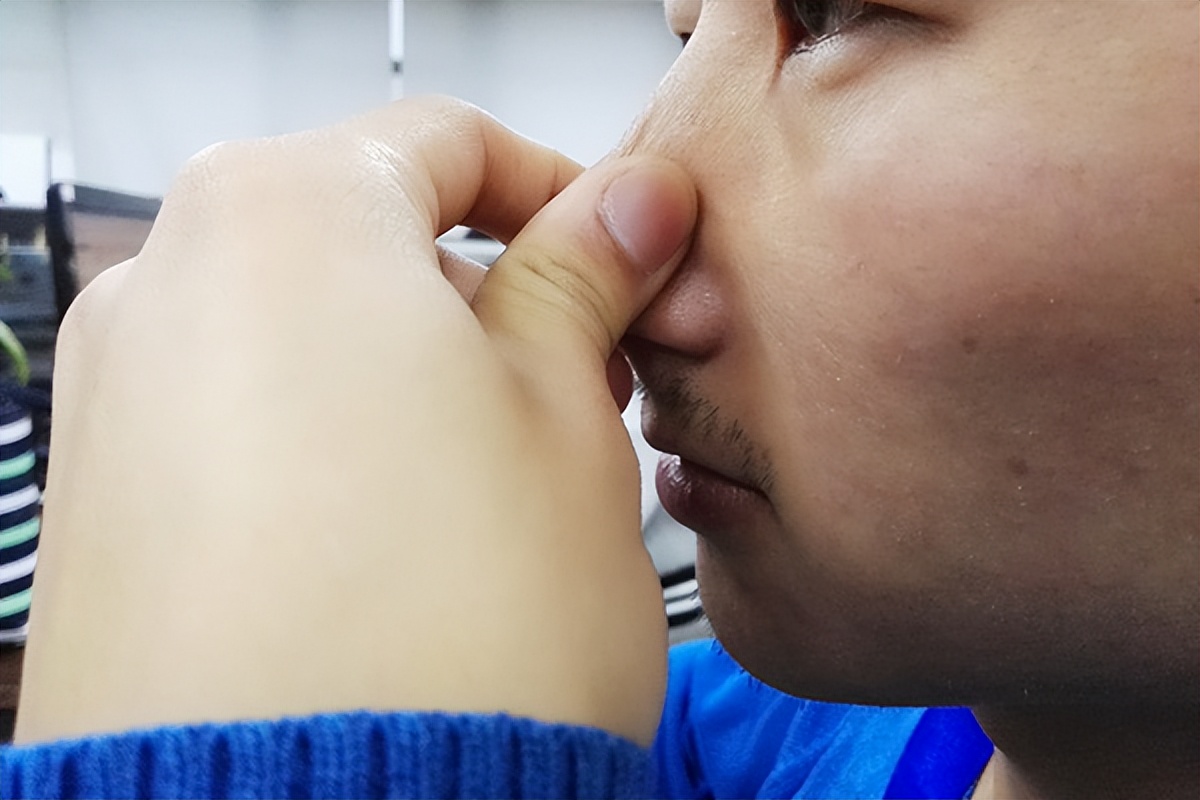 挖鼻孔将自己挖成牛鼻子?除了鼻孔变大,挖鼻孔严重会危及生命
