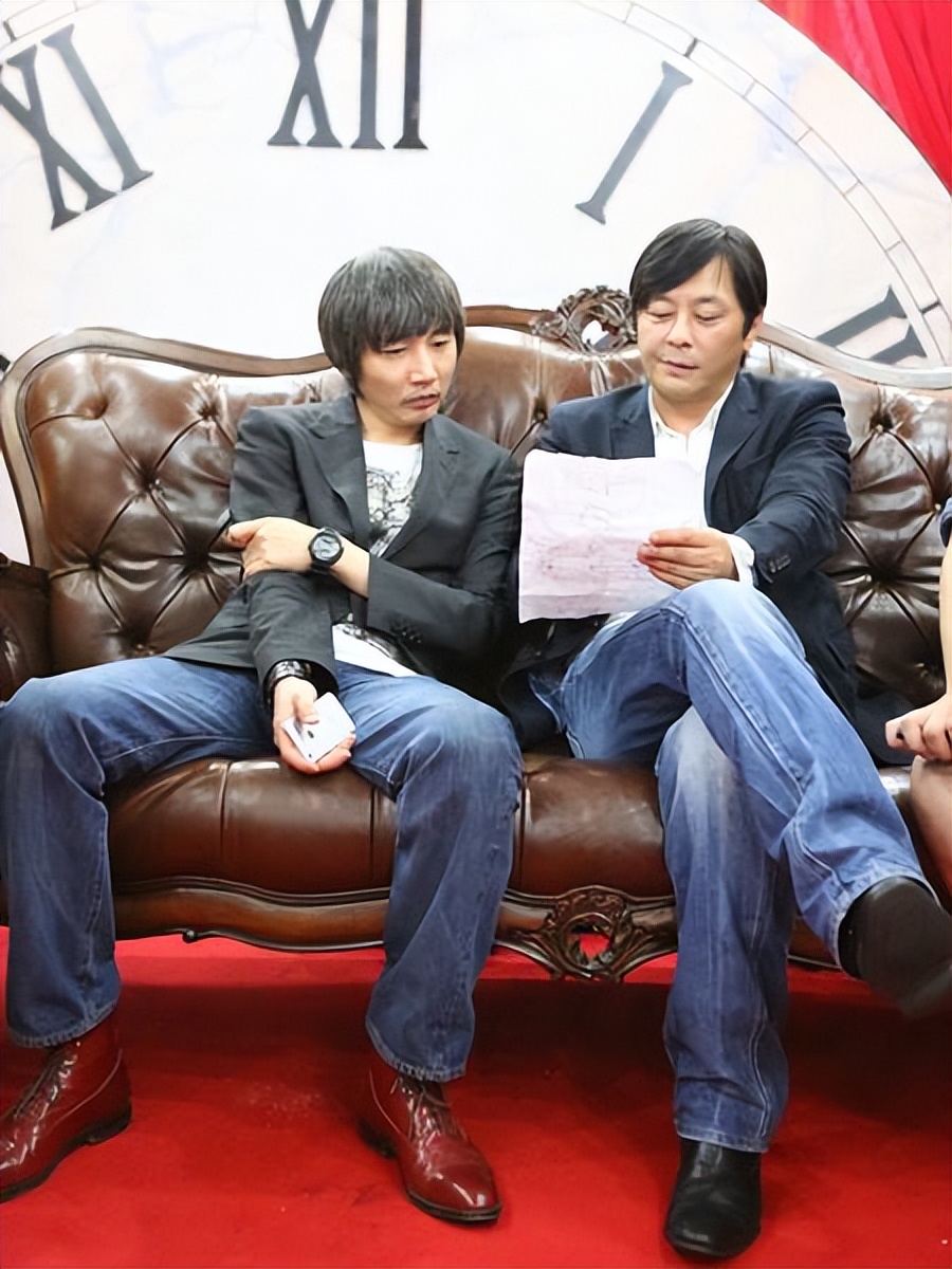 昔日爆红组合街头卖唱,曾经红极一时现在却卖唱的歌手