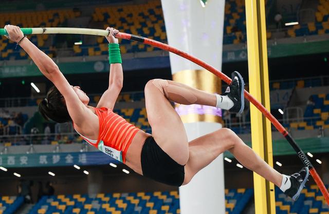 徐慧琴撑杆跳高四米六夺冠,徐惠琴女子撑杆跳高决赛夺冠