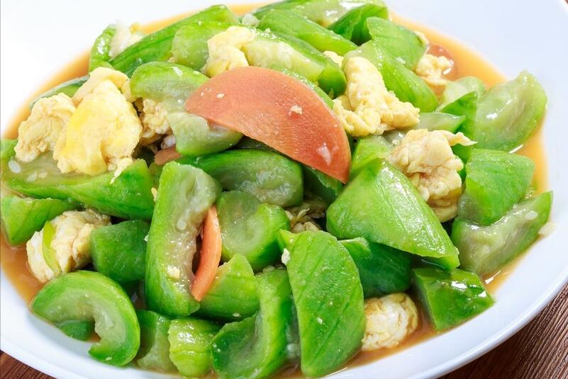 炒丝瓜总是水水的？大厨教你1招，丝瓜嫩滑又入味，不发黑不出水