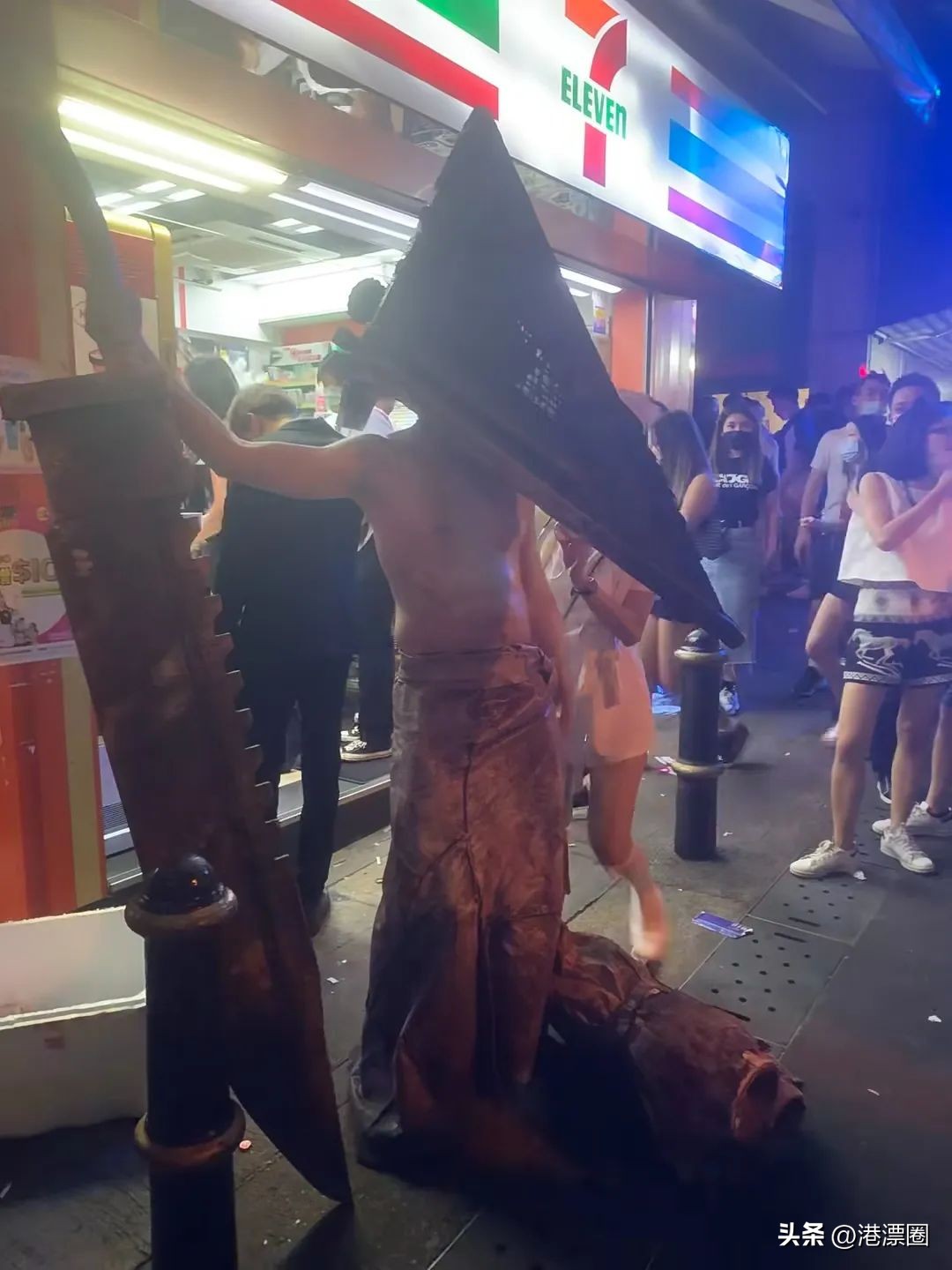 轰动全球的*踏事踩**故，彻底改变了香港