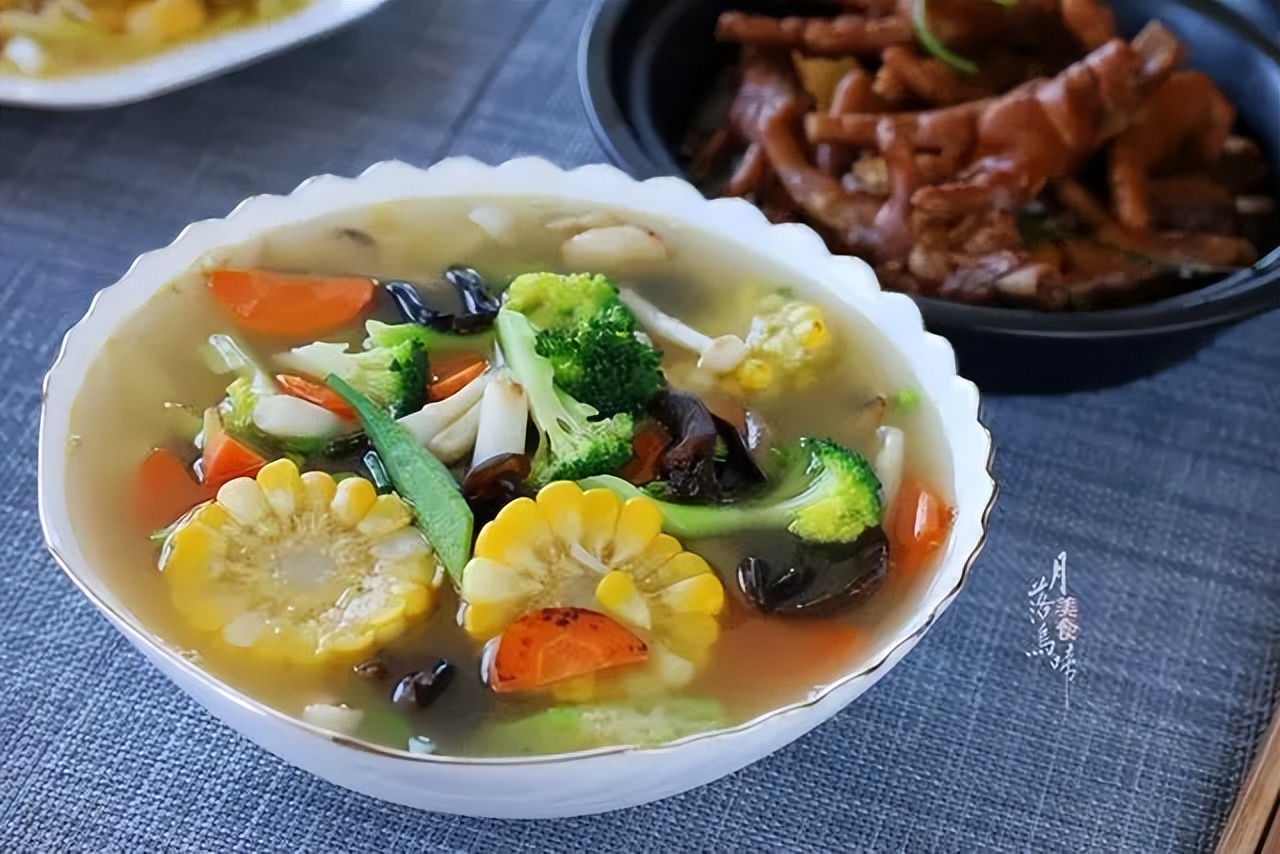 入秋一碗汤五道适合秋天的汤,最适合秋天喝的汤简单营养又好喝