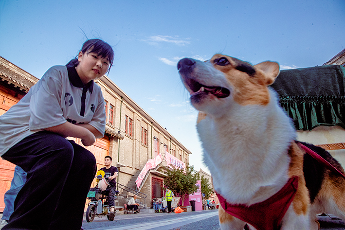 豫北老街体验市民夜生活，青年人摆地摊烟火气息浓，千年古城火了
