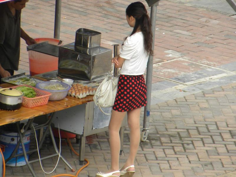 美少女在街边买肠粉，背影漂亮，让路人流连忘返！