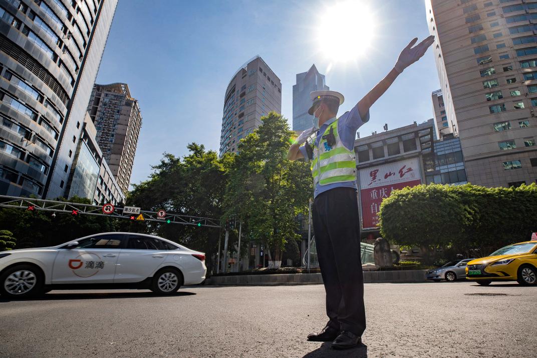 交警战高温致敬高温下的坚守,致敬暴雨中坚守的警察蜀黍