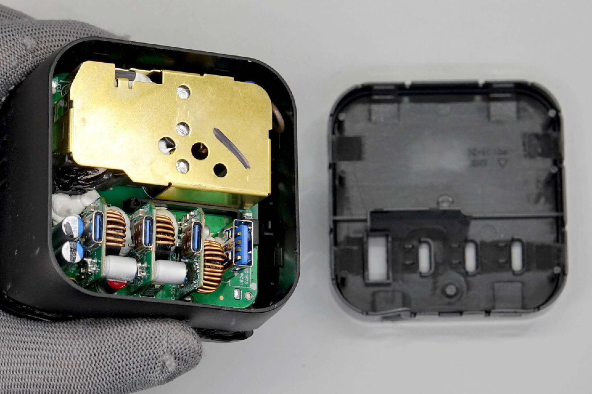 公牛新款67w快充插座拆解,公牛防过充保护插座拆解