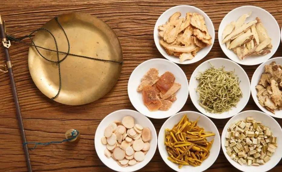 食谱止咳润肺的冰糖雪梨银耳汤,砂锅冰糖雪梨的正确做法润肺止咳